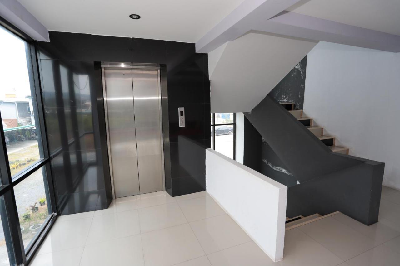 C Tower Hotel Сураттхани Экстерьер фото