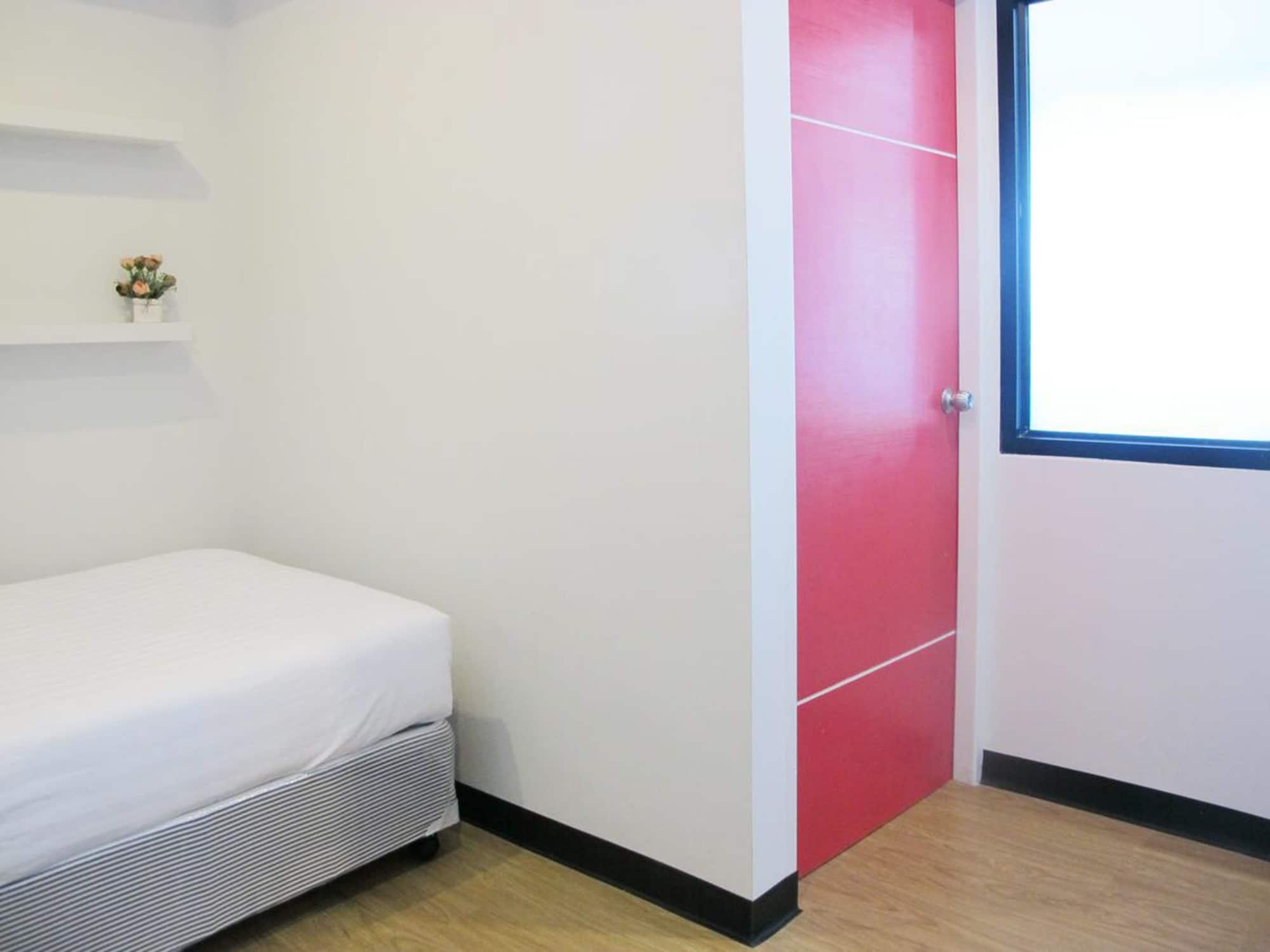 C Tower Hotel Сураттхани Экстерьер фото